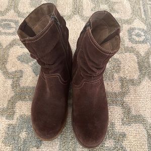 Earth brown suede boot size 7.5